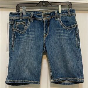 HotKiss - low rise Bermuda length rope stitch medium wash jean shorts - 13/31